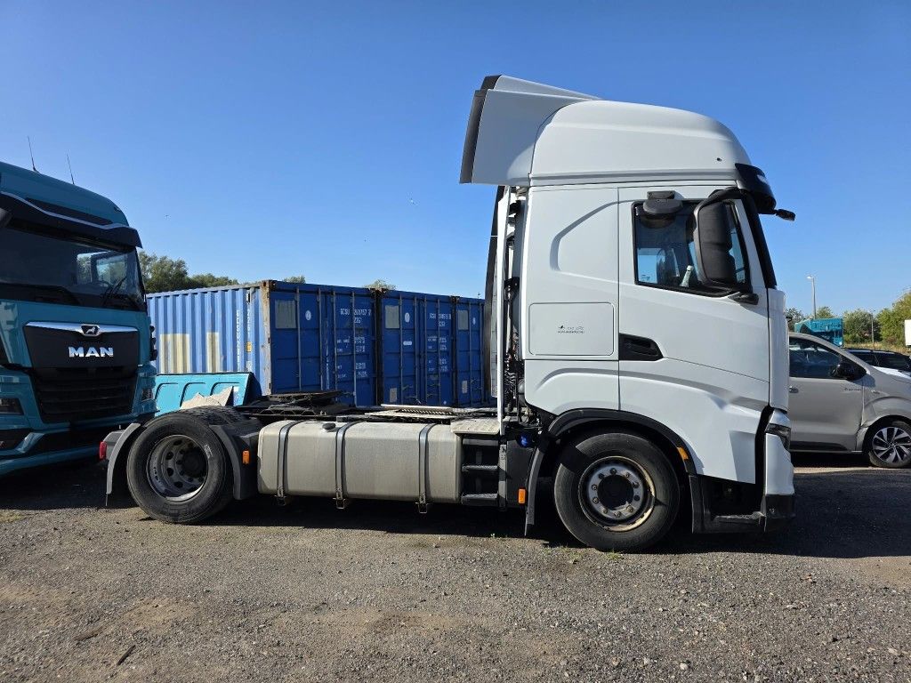 Fahrzeugabbildung Iveco 490 S-Way mit kleinem Unfallschaden, Retarder