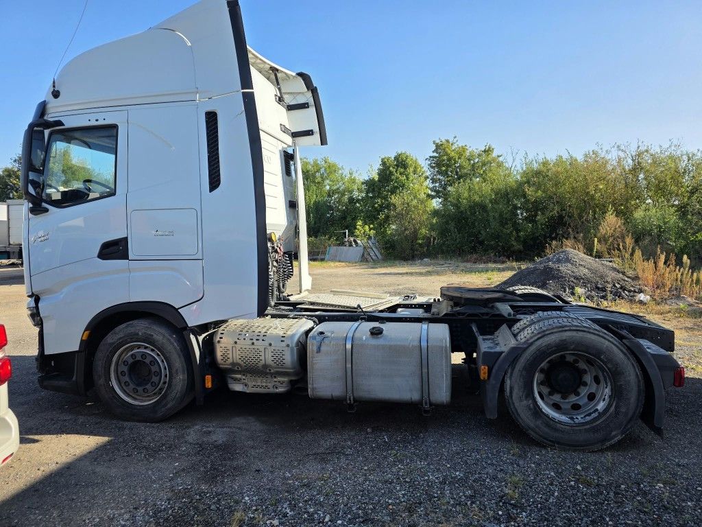 Fahrzeugabbildung Iveco 490 S-Way mit kleinem Unfallschaden, Retarder