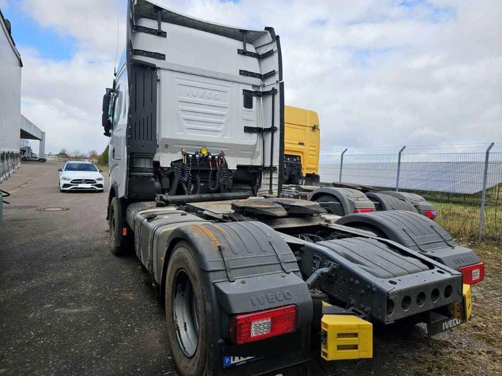 Fahrzeugabbildung Iveco 490 S-Way mit kleinem Unfallschaden, Retarder