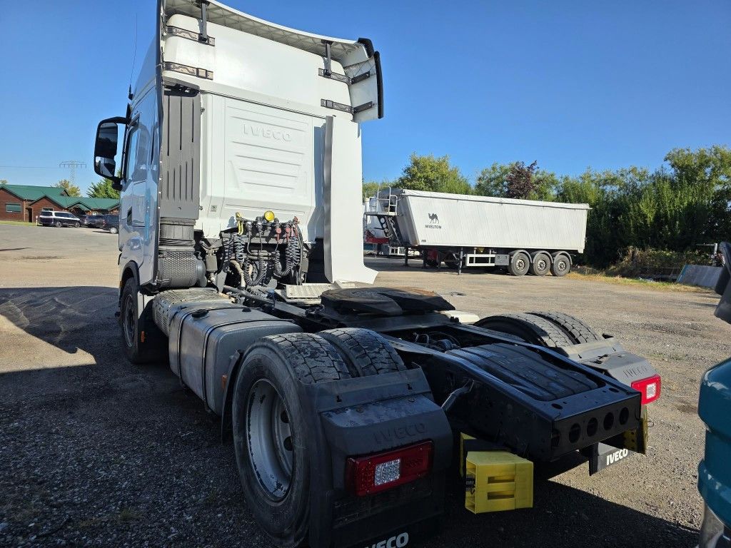 Fahrzeugabbildung Iveco 490 S-Way mit kleinem Unfallschaden, Retarder