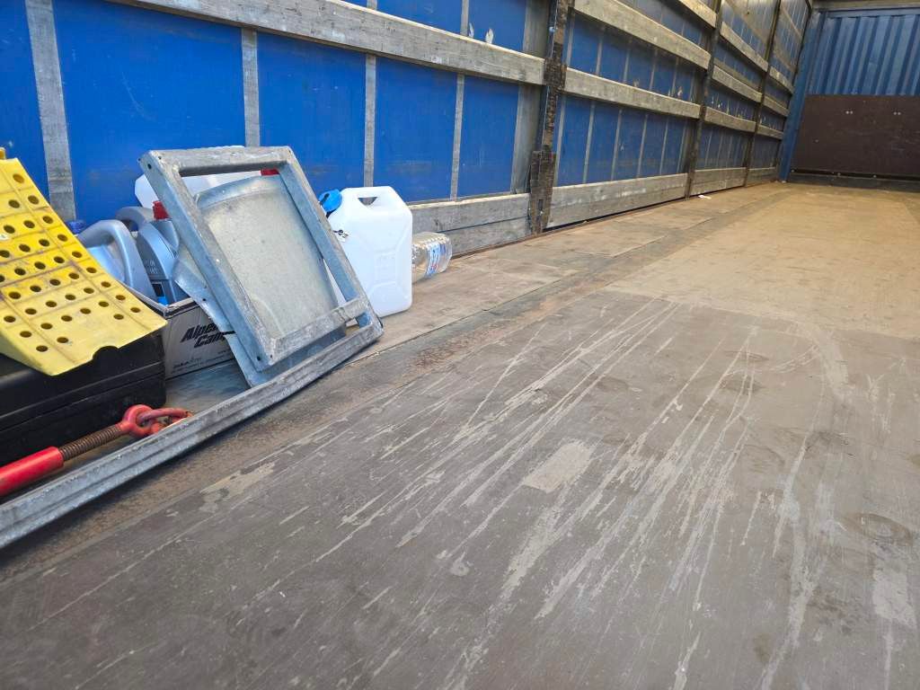 Fahrzeugabbildung Krone Mega Gardine mit Hubdach,Pal-Anschlag li+re