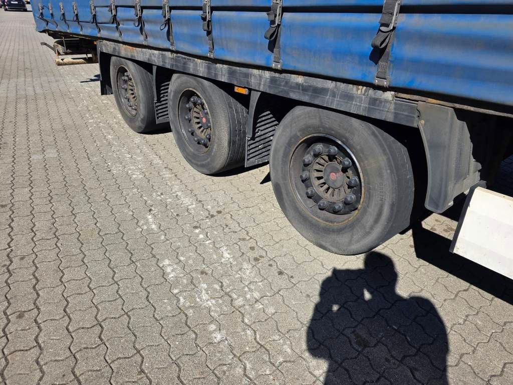 Fahrzeugabbildung Krone Mega Gardine mit Hubdach,Pal-Anschlag li+re