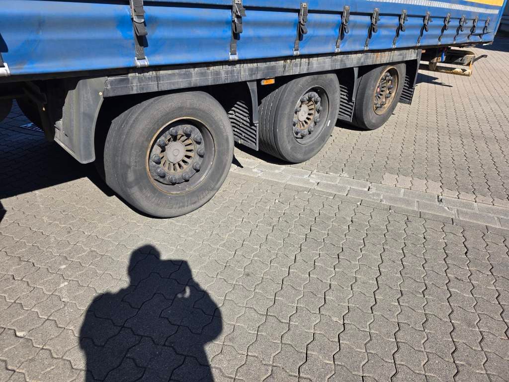 Fahrzeugabbildung Krone Mega Gardine mit Hubdach,Pal-Anschlag li+re