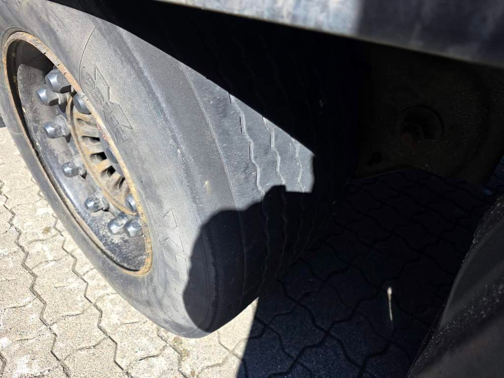 Fahrzeugabbildung Krone Mega Gardine mit Hubdach,Pal-Anschlag li+re