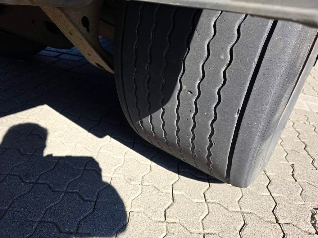 Fahrzeugabbildung Krone Mega Gardine mit Hubdach,Pal-Anschlag li+re