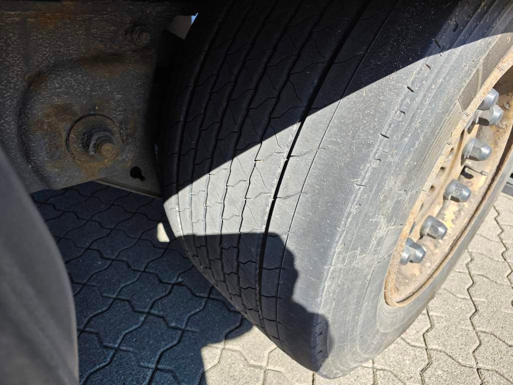 Fahrzeugabbildung Krone Mega Gardine mit Hubdach,Pal-Anschlag li+re