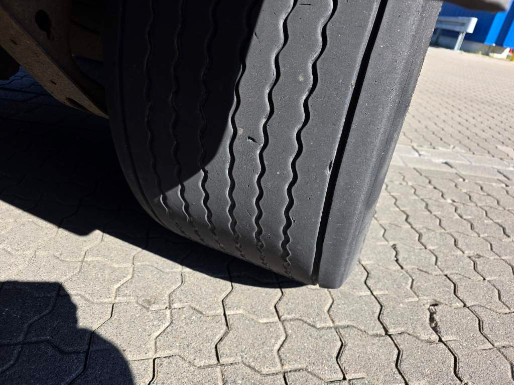 Fahrzeugabbildung Krone Mega Gardine mit Hubdach,Pal-Anschlag li+re