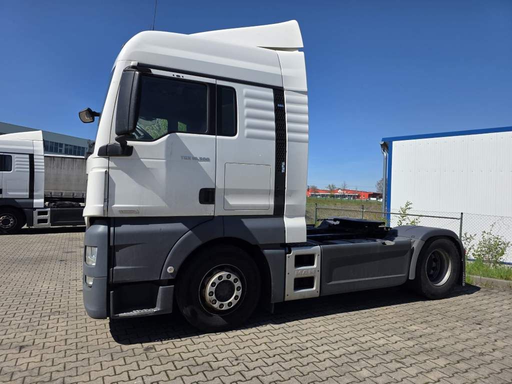 Fahrzeugabbildung MAN 18.500 TGX, retarder, Doppeltank