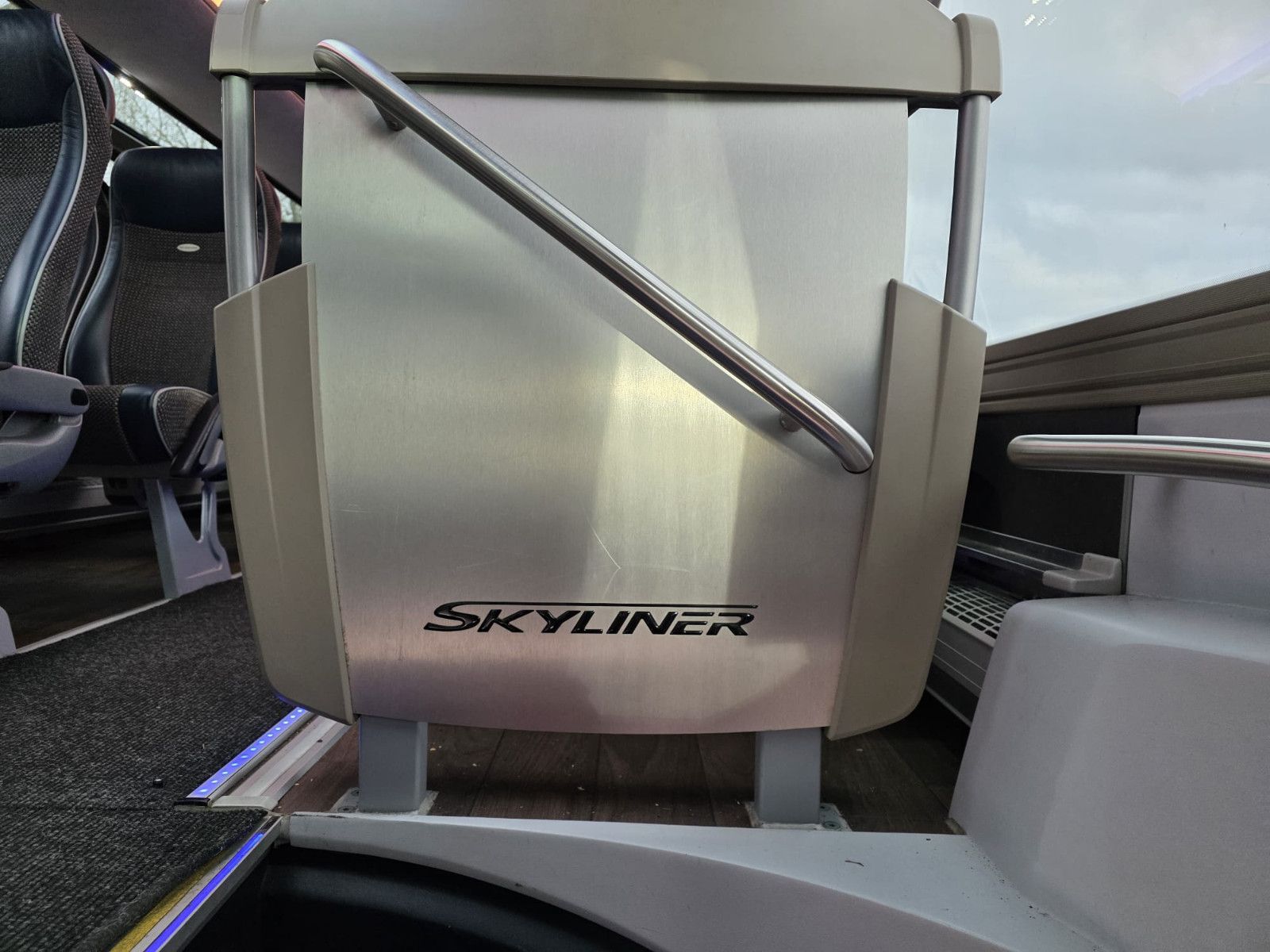 Fahrzeugabbildung Neoplan Skyliner,81+1+1,Hochdruckkühler neu  ZF Intarder