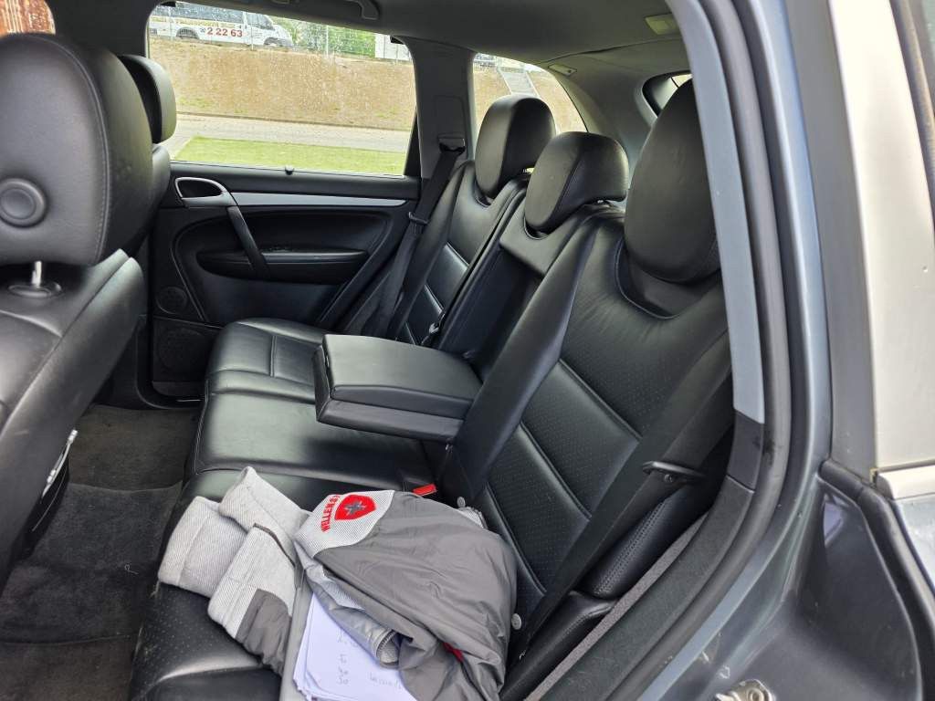 Fahrzeugabbildung Porsche Cayenne S 4.5 L mit 340 PS, V8, Allrad
