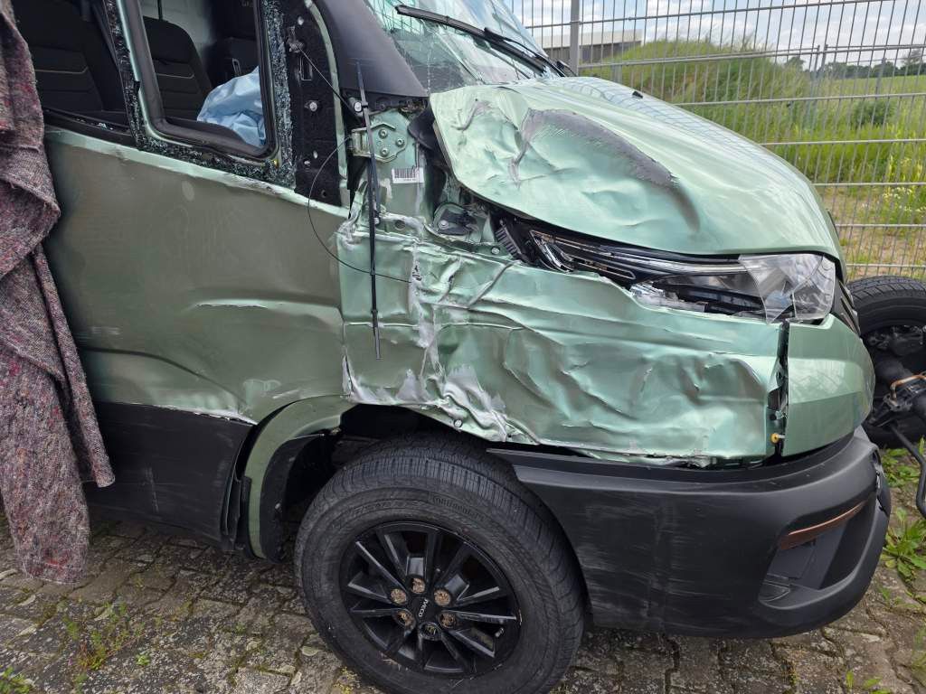 Fahrzeugabbildung Iveco 35S18 Kastenwagen Maxi hoch&lang, Unfall