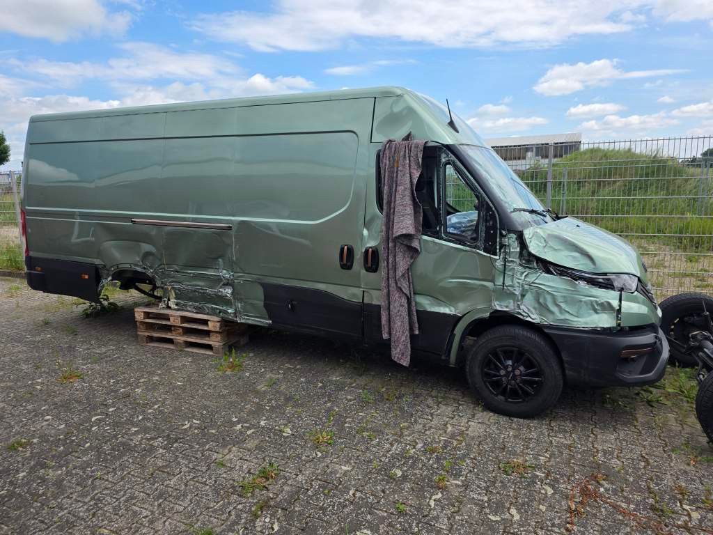 Fahrzeugabbildung Iveco 35S18 Kastenwagen Maxi hoch&lang, Unfall