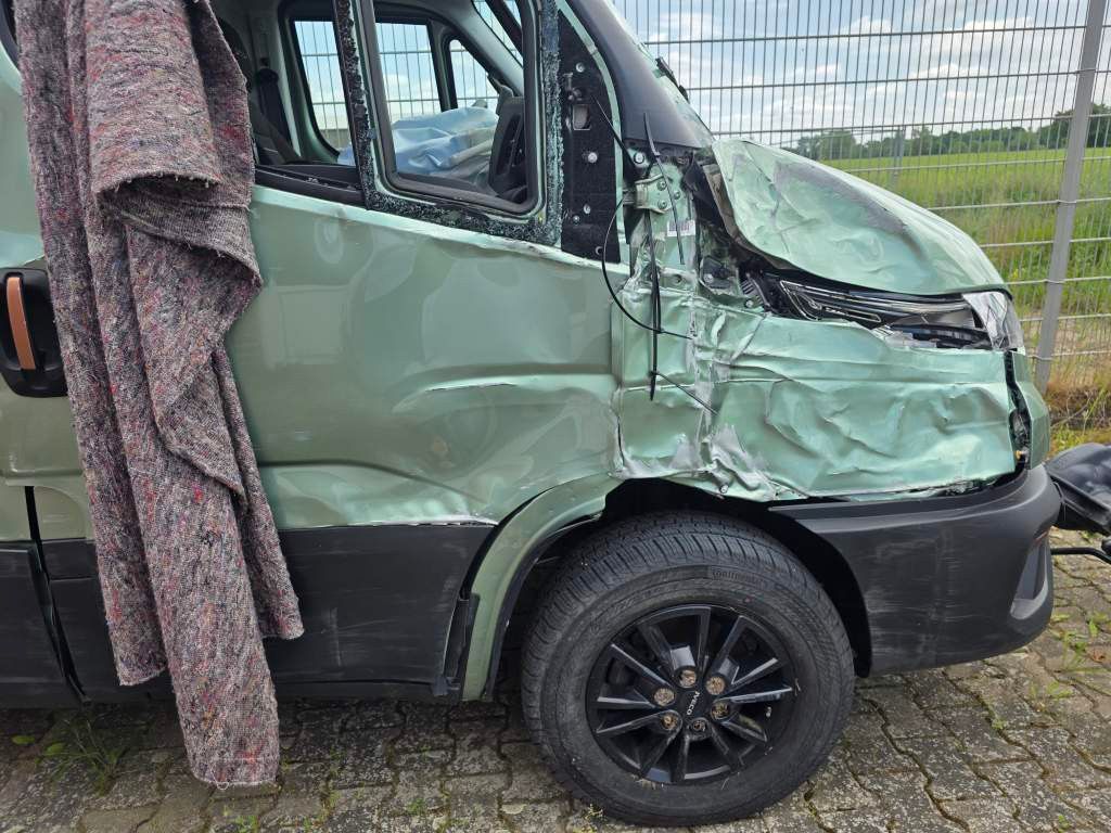 Fahrzeugabbildung Iveco 35S18 Kastenwagen Maxi hoch&lang, Unfall