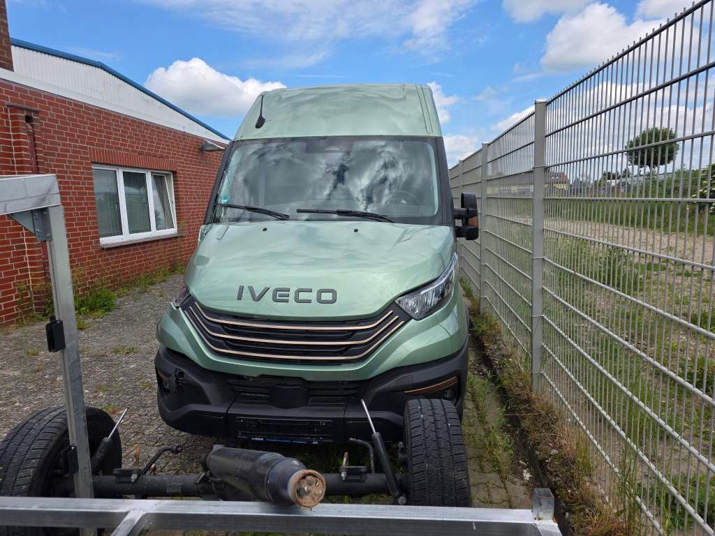 Fahrzeugabbildung Iveco 35S18 Kastenwagen Maxi hoch&lang, Unfall