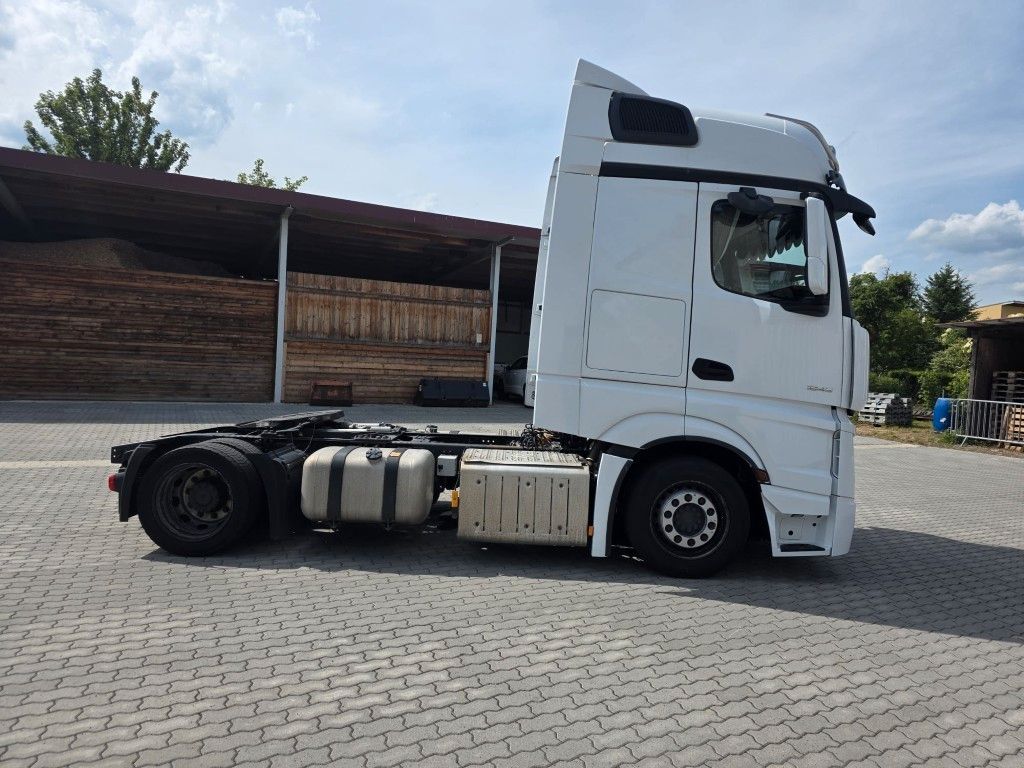 Fahrzeugabbildung Mercedes-Benz 1845 Lowliner, Retarder, 2 Tanks, Hubsattelkuppl