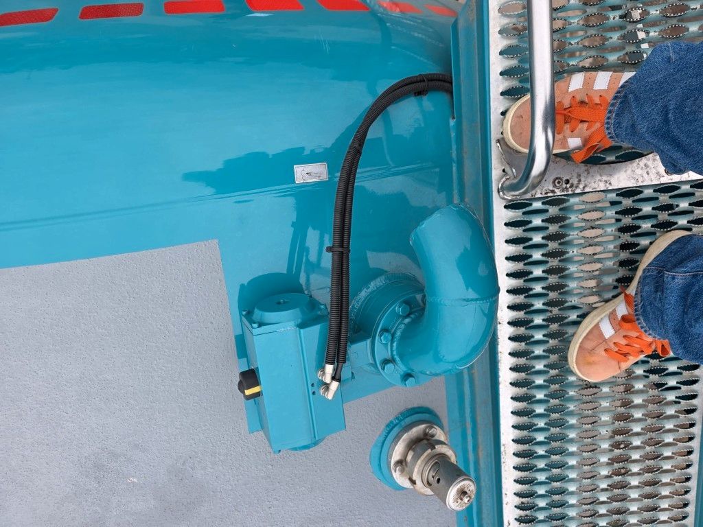 Fahrzeugabbildung Feldbinder 26TL liegendes Euter, 2 x Befüllung, Schwallwand