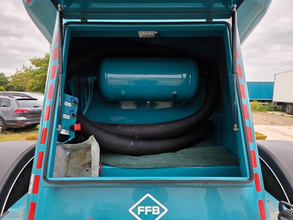 Fahrzeugabbildung Feldbinder 26TL liegendes Euter, 2 x Befüllung, Schwallwand