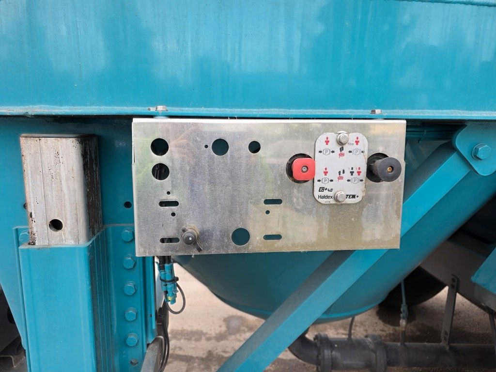 Fahrzeugabbildung Feldbinder 26TL liegendes Euter, 2 x Befüllung, Schwallwand