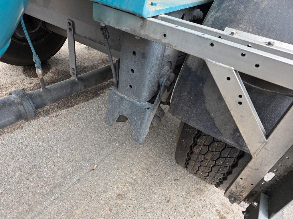 Fahrzeugabbildung Feldbinder 26TL liegendes Euter, 2 x Befüllung, Schwallwand
