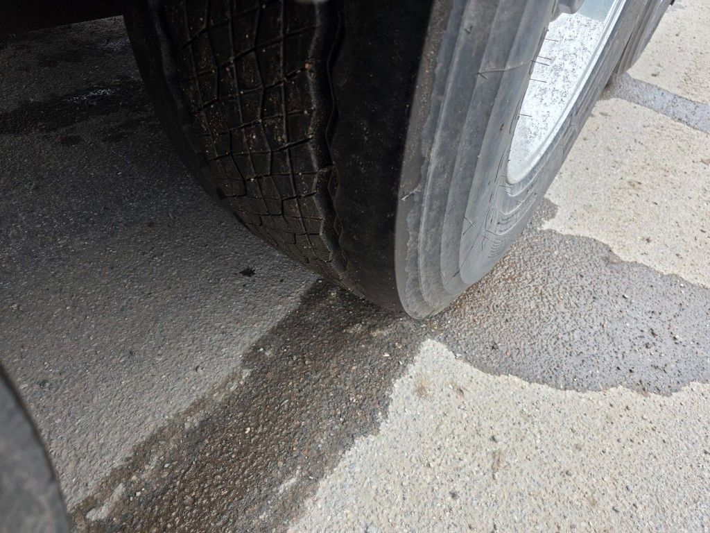 Fahrzeugabbildung Feldbinder 26TL liegendes Euter, 2 x Befüllung, Schwallwand