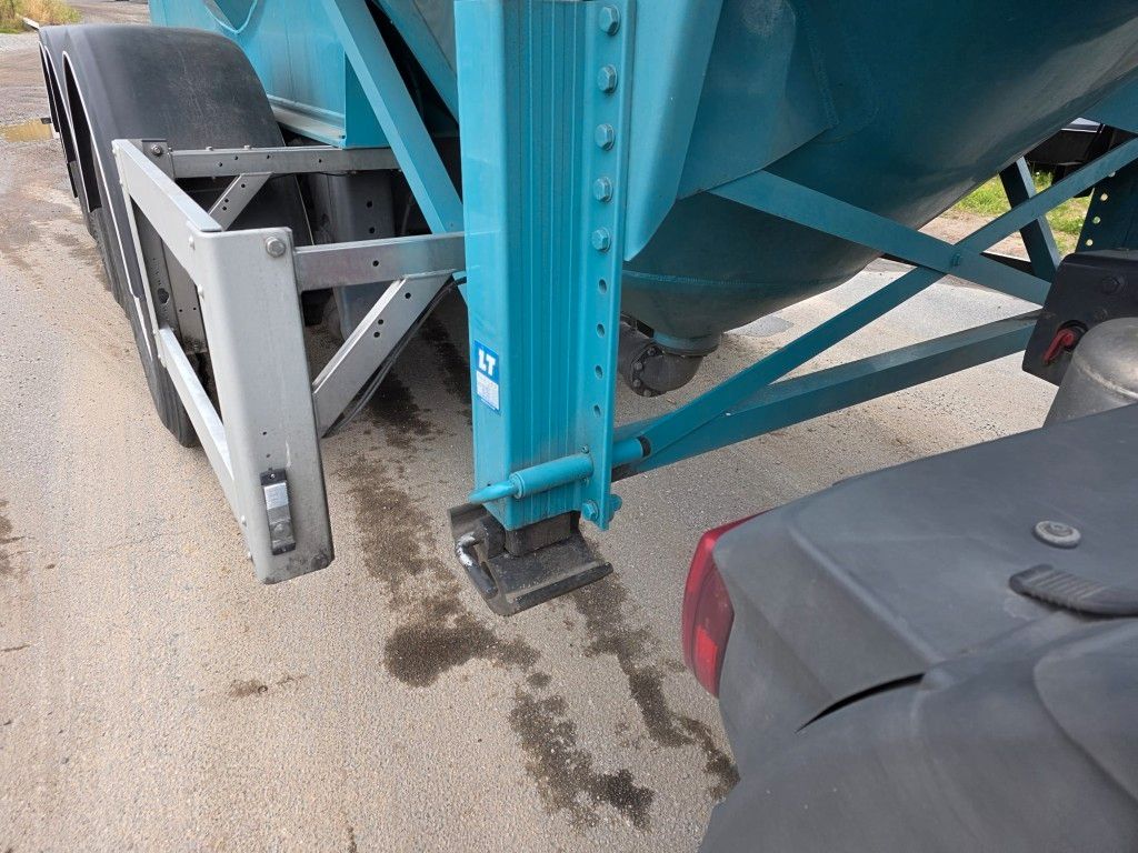 Fahrzeugabbildung Feldbinder 26TL liegendes Euter, 2 x Befüllung, Schwallwand