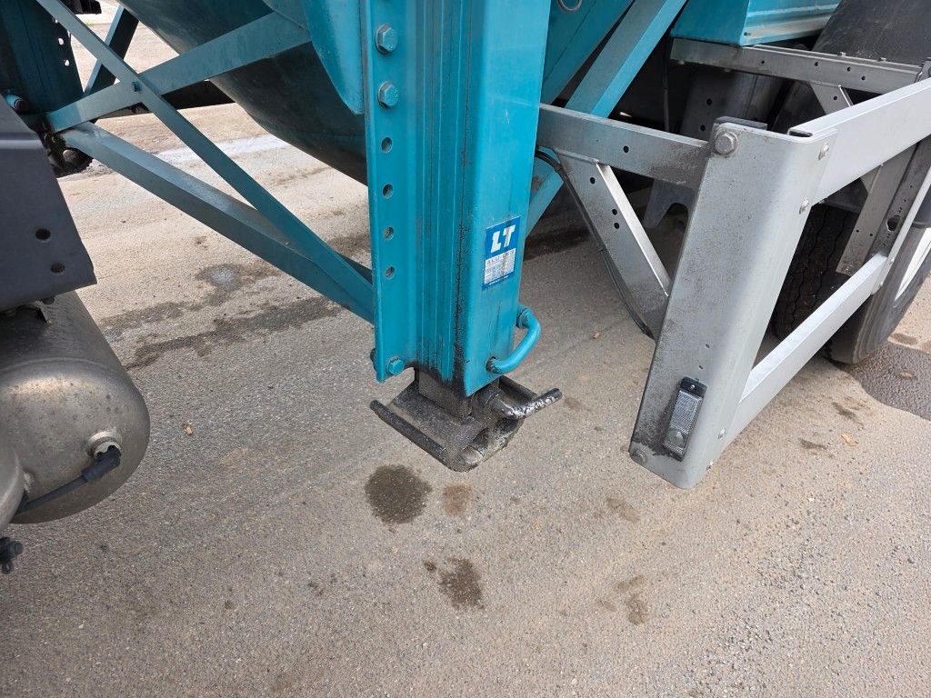 Fahrzeugabbildung Feldbinder 26TL liegendes Euter, 2 x Befüllung, Schwallwand