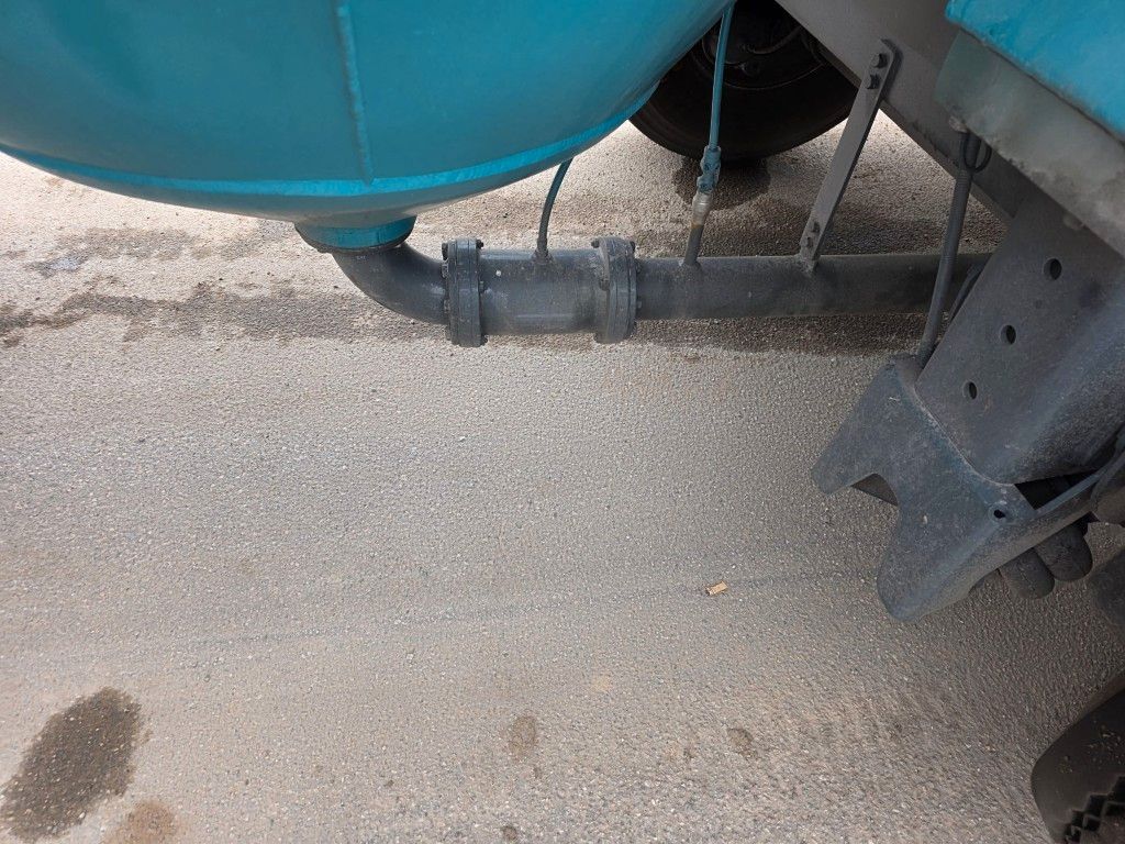 Fahrzeugabbildung Feldbinder 26TL liegendes Euter, 2 x Befüllung, Schwallwand