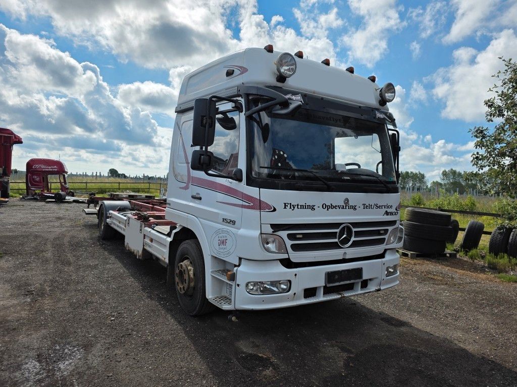 Mercedes-Benz 1524 BDF mit Klima, Ladebordwand, 2 x Bett