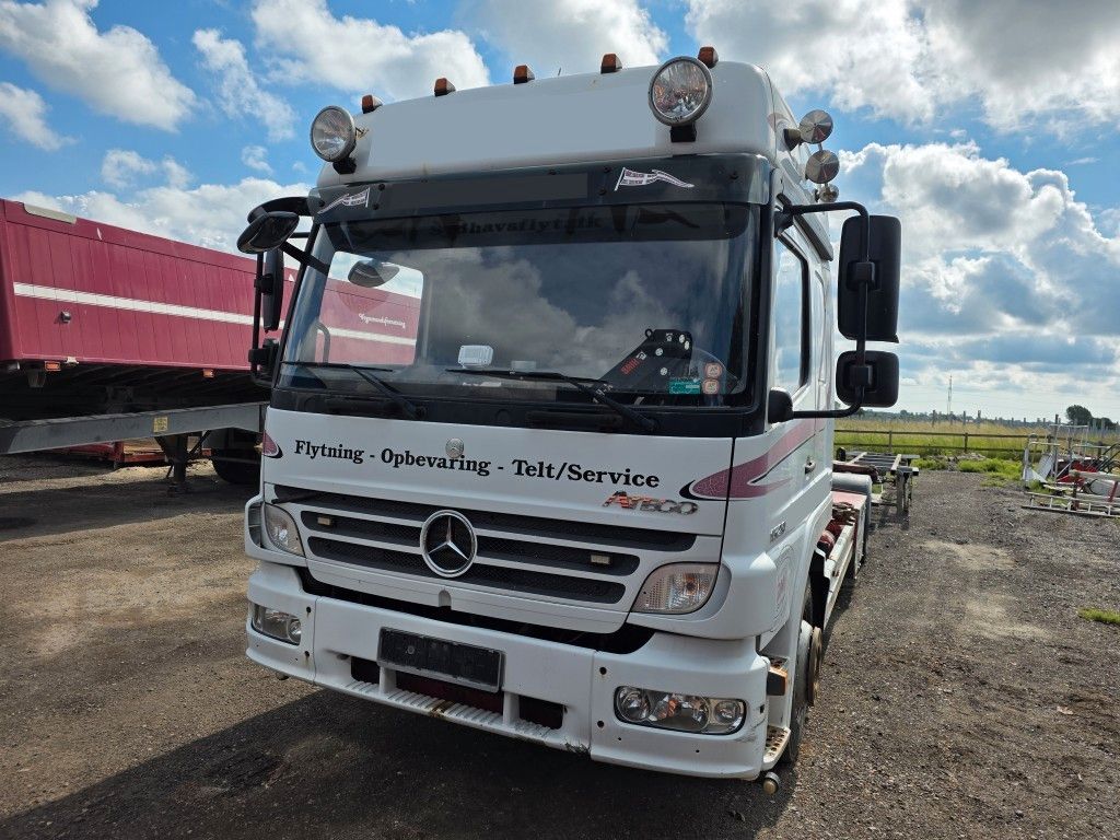 Fahrzeugabbildung Mercedes-Benz 1524 BDF mit Klima, Ladebordwand, 2 x Bett