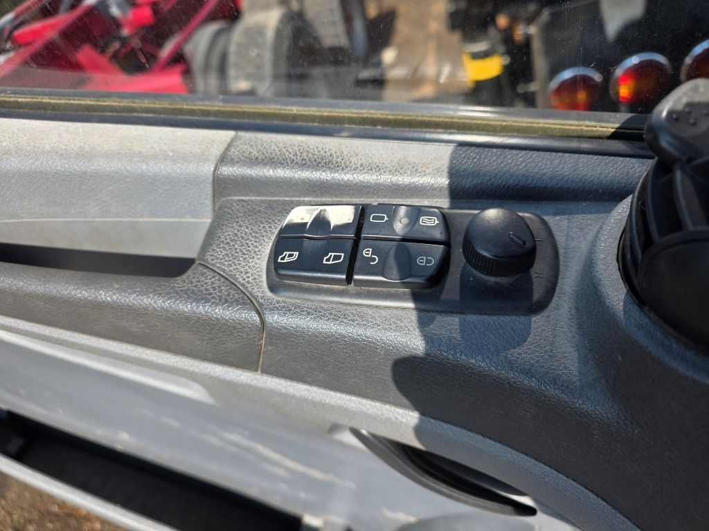 Fahrzeugabbildung Mercedes-Benz 1524 BDF mit Klima, Ladebordwand, 2 x Bett