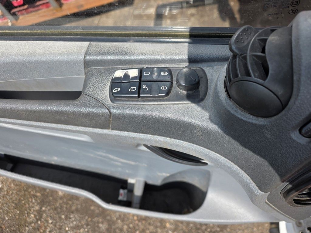 Fahrzeugabbildung Mercedes-Benz 1524 BDF mit Klima, Ladebordwand, 2 x Bett