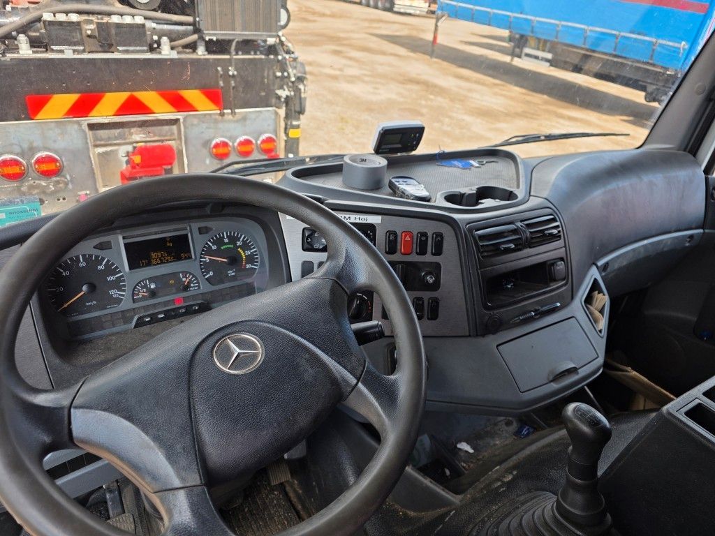 Fahrzeugabbildung Mercedes-Benz 1524 BDF mit Klima, Ladebordwand, 2 x Bett