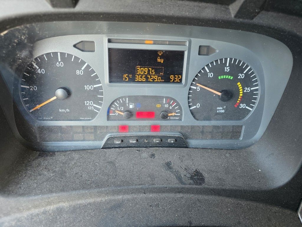 Fahrzeugabbildung Mercedes-Benz 1524 BDF mit Klima, Ladebordwand, 2 x Bett