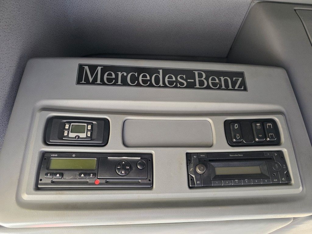 Fahrzeugabbildung Mercedes-Benz 1524 BDF mit Klima, Ladebordwand, 2 x Bett