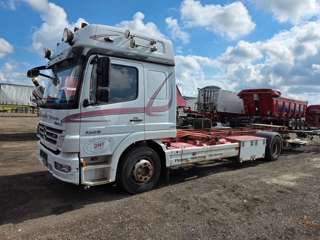 Fahrzeugabbildung Mercedes-Benz 1524 BDF mit Klima, Ladebordwand, 2 x Bett