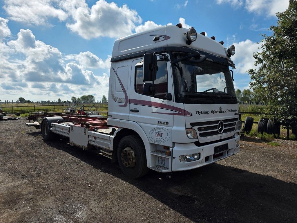 Fahrzeugabbildung Mercedes-Benz 1524 BDF mit Klima, Ladebordwand, 2 x Bett