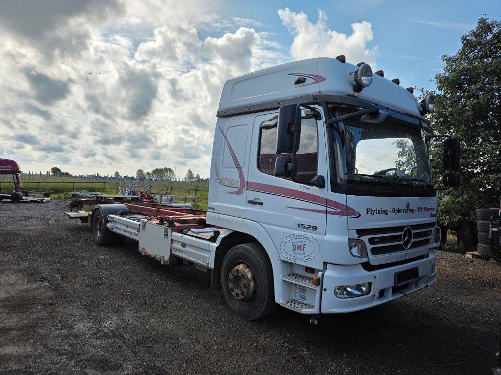 Fahrzeugabbildung Mercedes-Benz 1524 BDF mit Klima, Ladebordwand, 2 x Bett