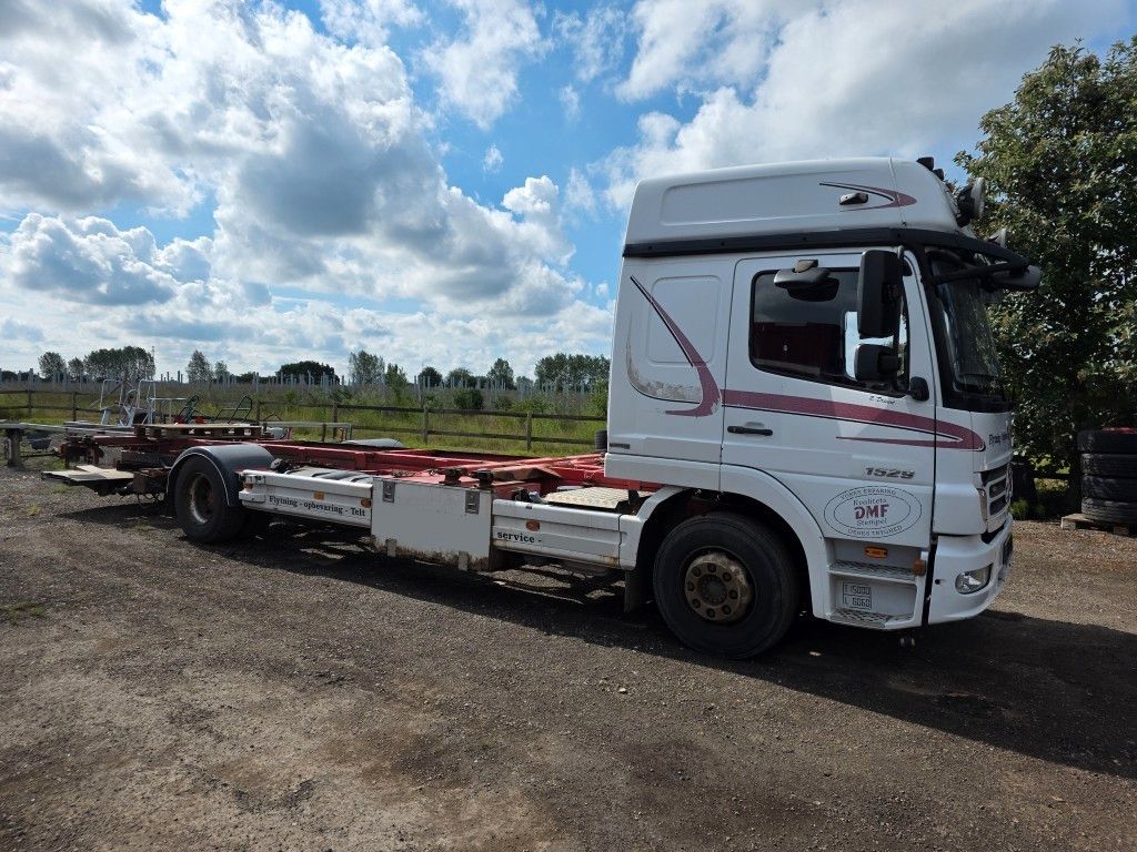 Fahrzeugabbildung Mercedes-Benz 1524 BDF mit Klima, Ladebordwand, 2 x Bett