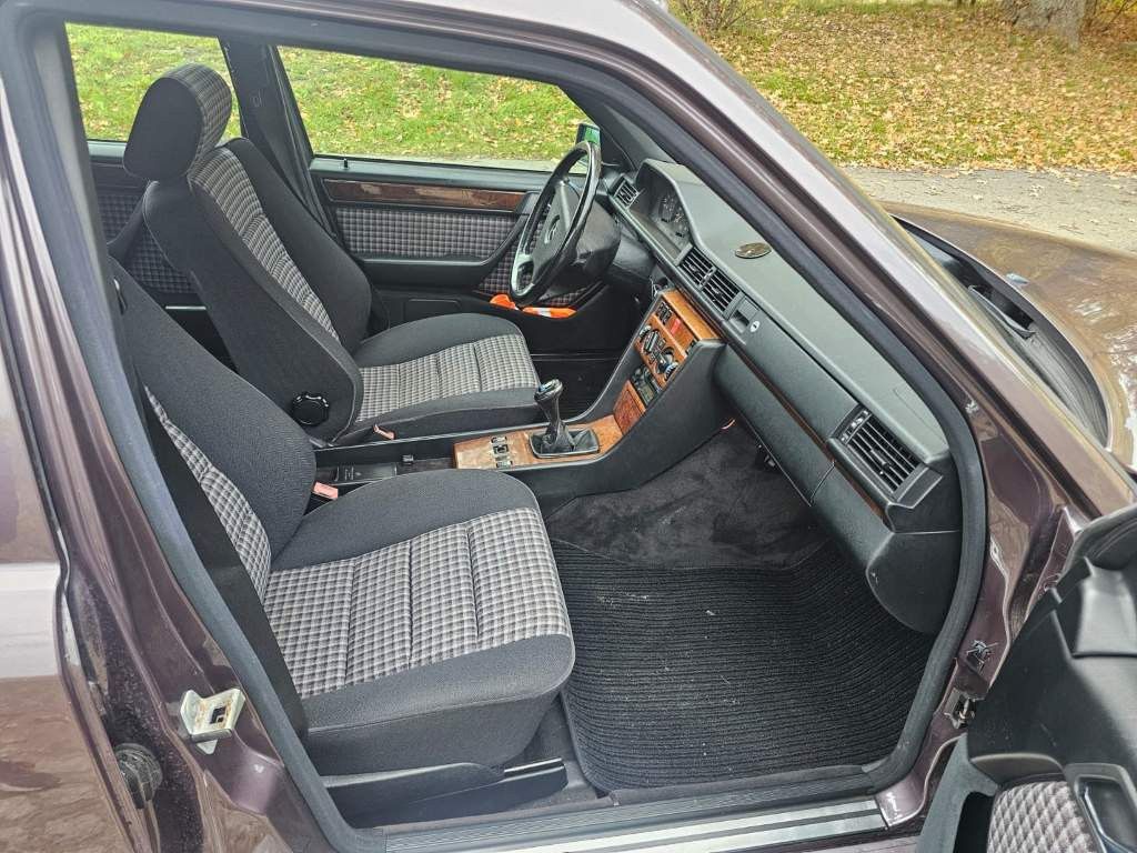 Fahrzeugabbildung Mercedes-Benz 300 TE-24 ( 124 ) voll renoviert, Schaltgetriebe