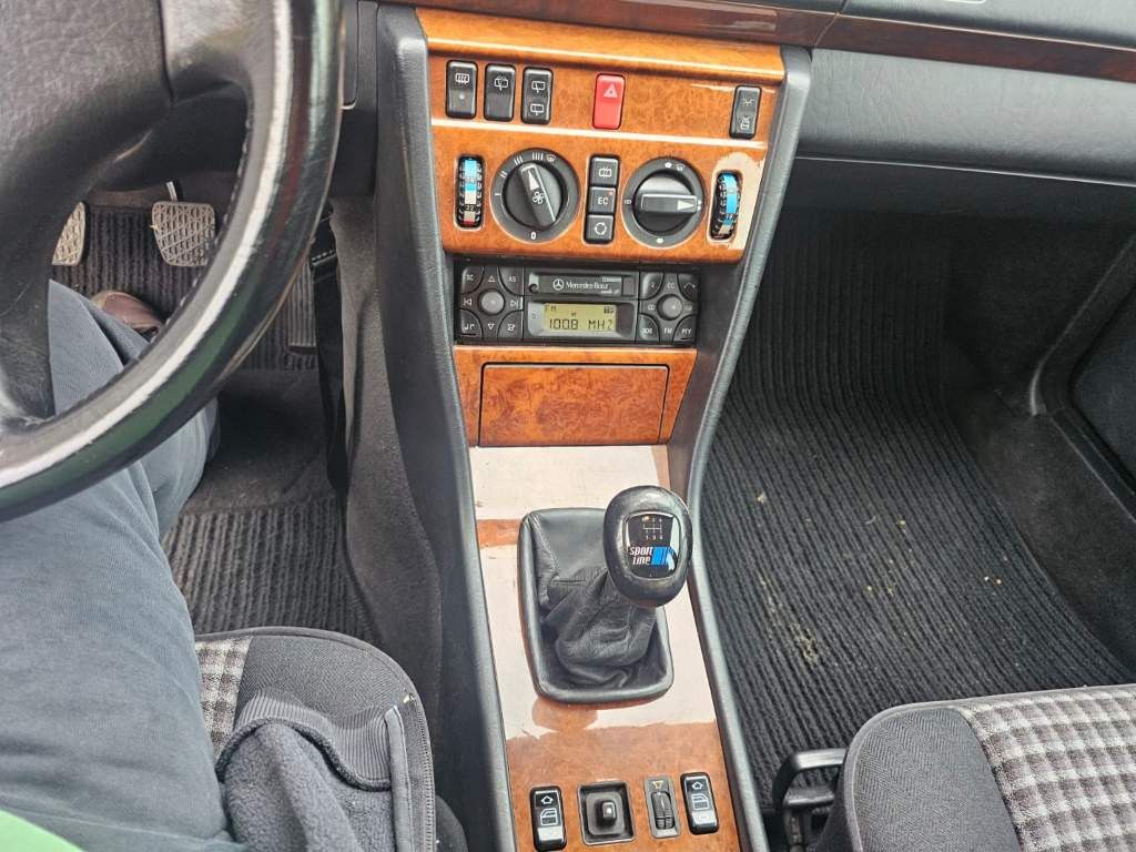 Fahrzeugabbildung Mercedes-Benz 300 TE-24 ( 124 ) voll renoviert, Schaltgetriebe