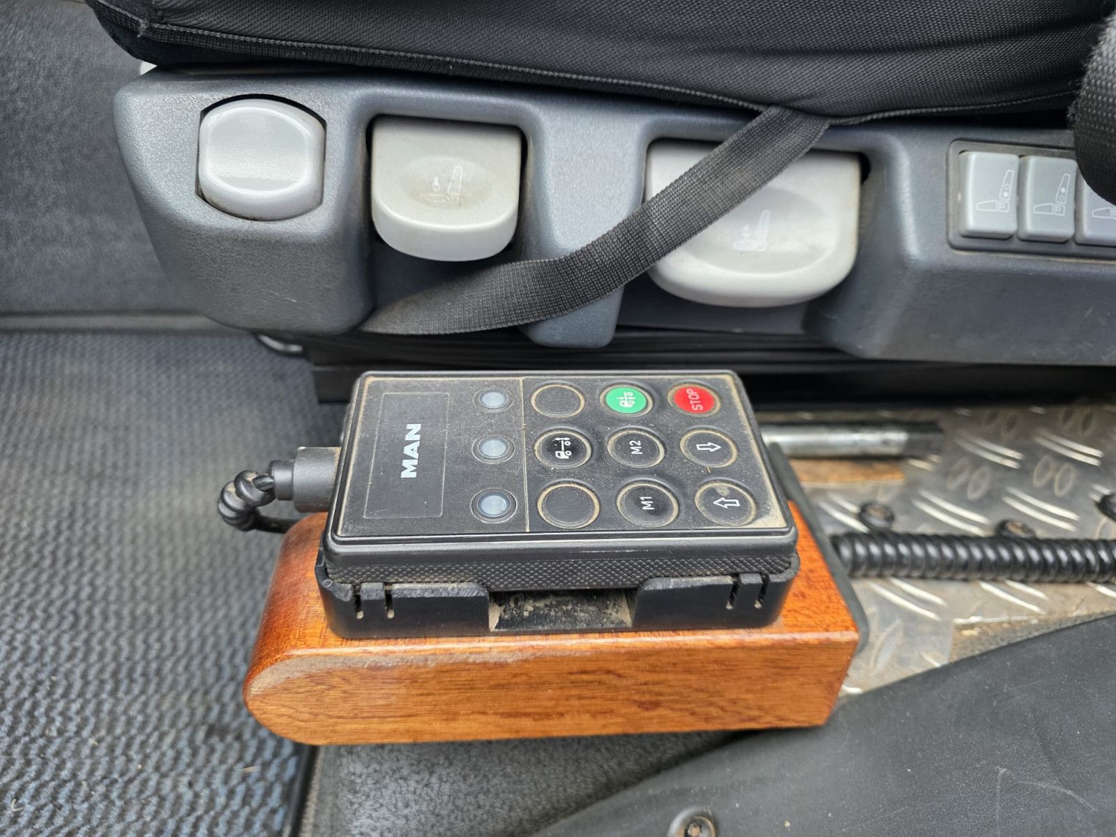 Fahrzeugabbildung MAN 18.340 Pritsche mit Palfinger Heckkran + Fernbed