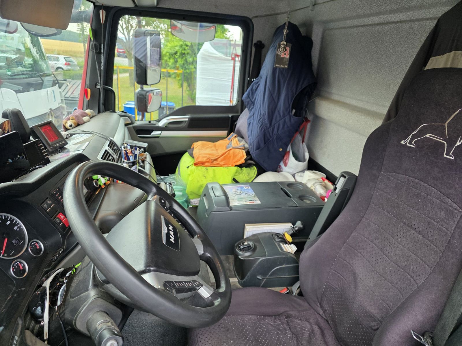 Fahrzeugabbildung MAN 18.340 Pritsche mit Palfinger Heckkran + Fernbed