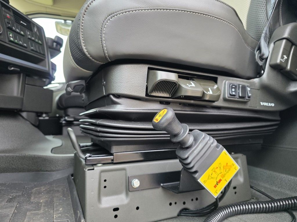 Fahrzeugabbildung Volvo Volvo 460 neues Modell, Tageszulassung, 2 Kreis