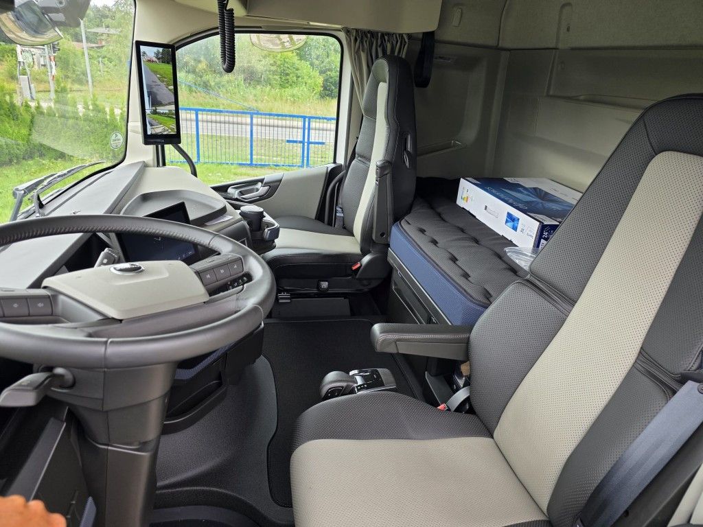 Fahrzeugabbildung Volvo Volvo 460 neues Modell, Tageszulassung, 2 Kreis
