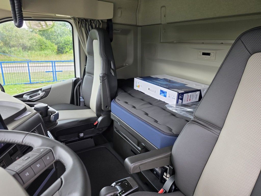 Fahrzeugabbildung Volvo Volvo 460 neues Modell, Tageszulassung, 2 Kreis
