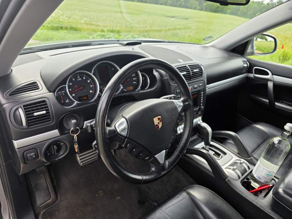 Fahrzeugabbildung Porsche Cayenne S 4.5 L mit 340 PS, V8, Allrad