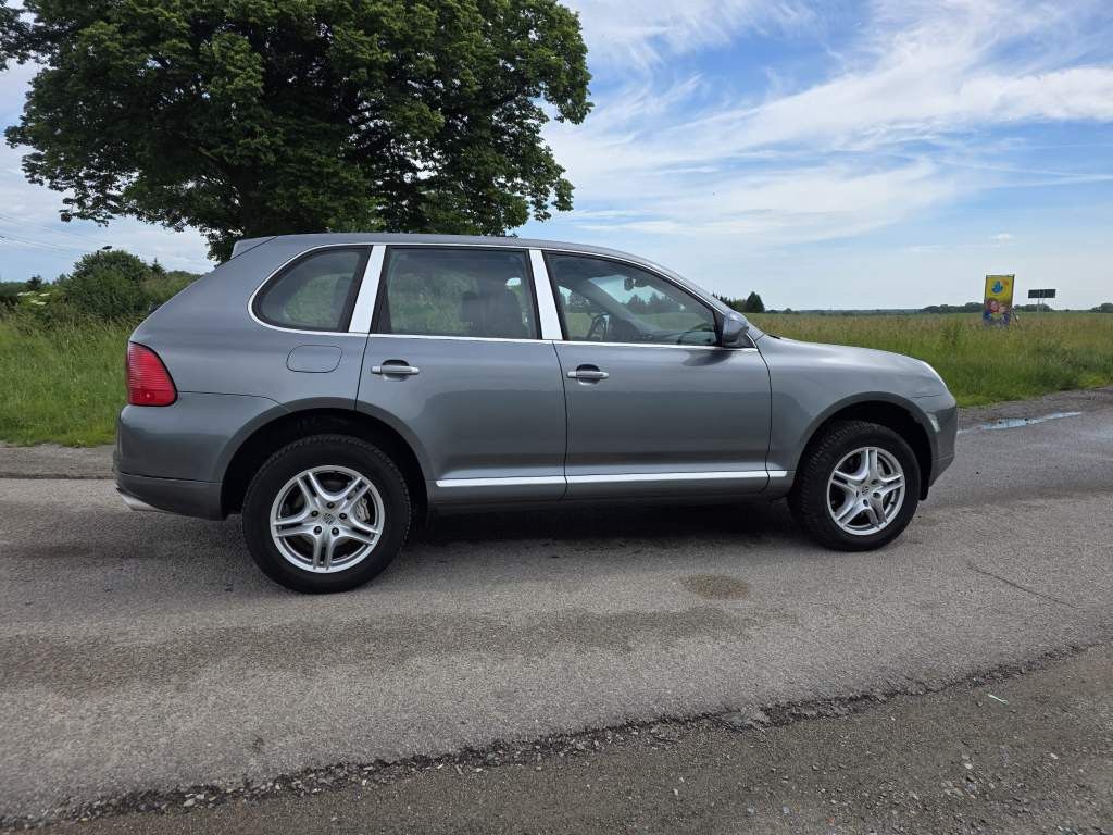 Fahrzeugabbildung Porsche Cayenne S 4.5 L mit 340 PS, V8, Allrad