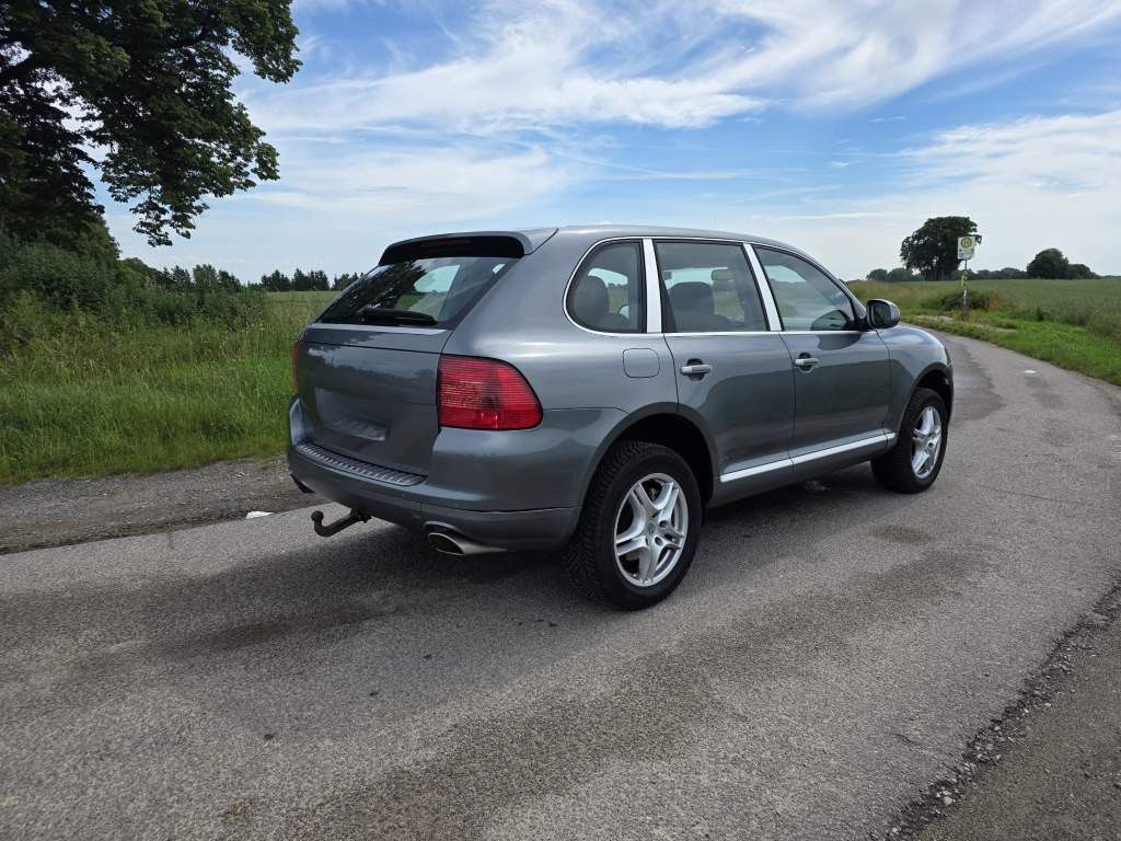 Fahrzeugabbildung Porsche Cayenne S 4.5 L mit 340 PS, V8, Allrad