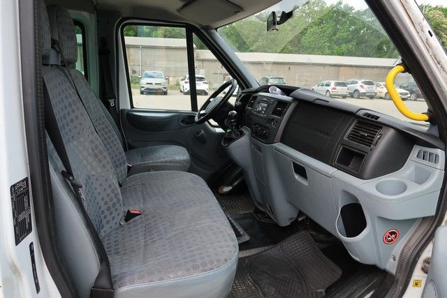 Fahrzeugabbildung Ford Transit 9 Sitzer Bus mit Motorschaden
