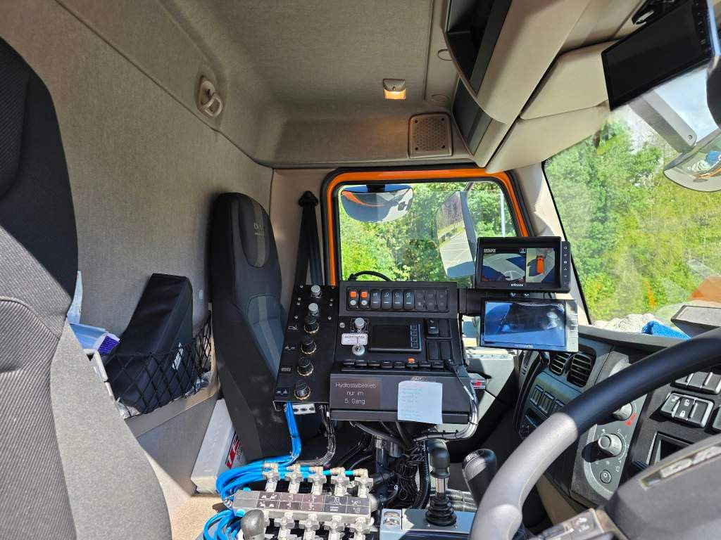 Fahrzeugabbildung DAF XB 210 Kehrmaschine wie neu Brock VS4 Kehraufbau